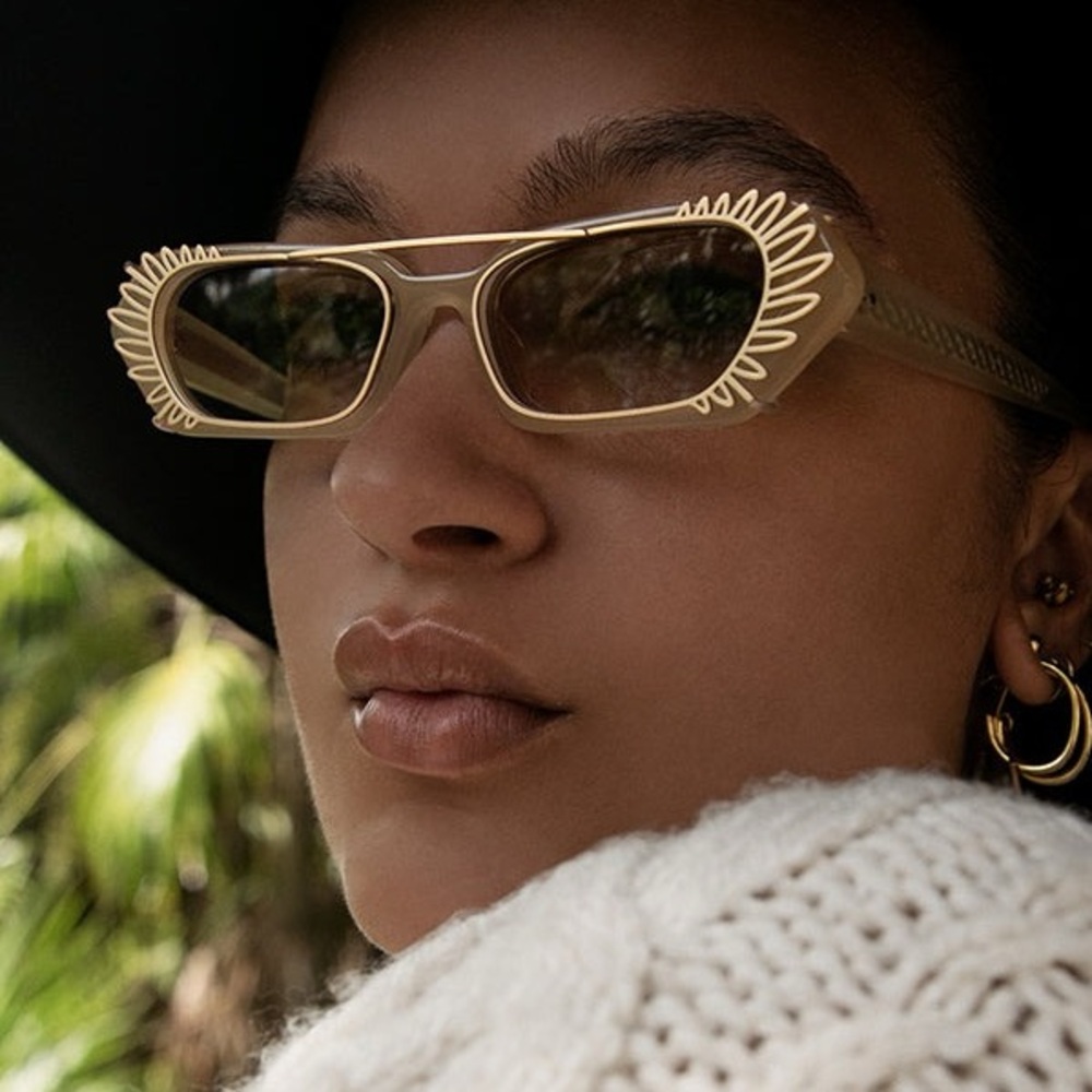 🌞 Apercu x Oumayma Slim Oval Sunglasses Dune w/ Palm Clip Accessory